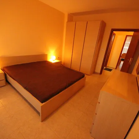 Menada In Karolina Daire *